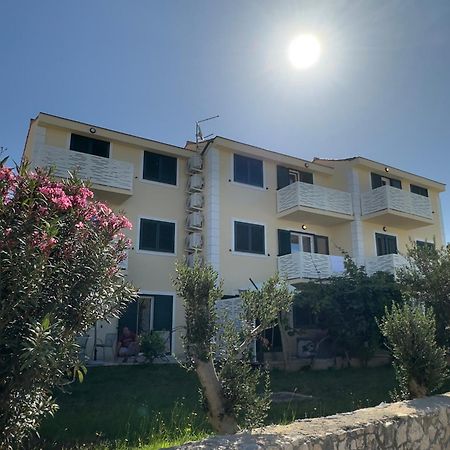 Apartmani Lovren Novalja Exteriör bild