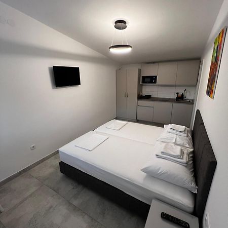 Apartmani Lovren Novalja Exteriör bild