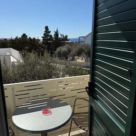Apartmani Lovren Novalja Exteriör bild
