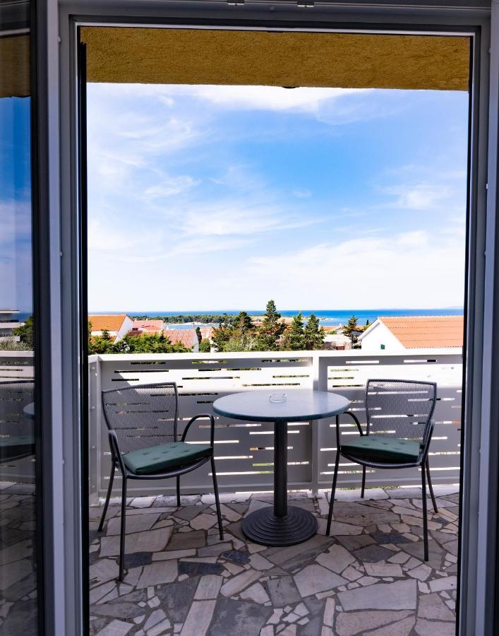 Apartmani Lovren Novalja Exteriör bild