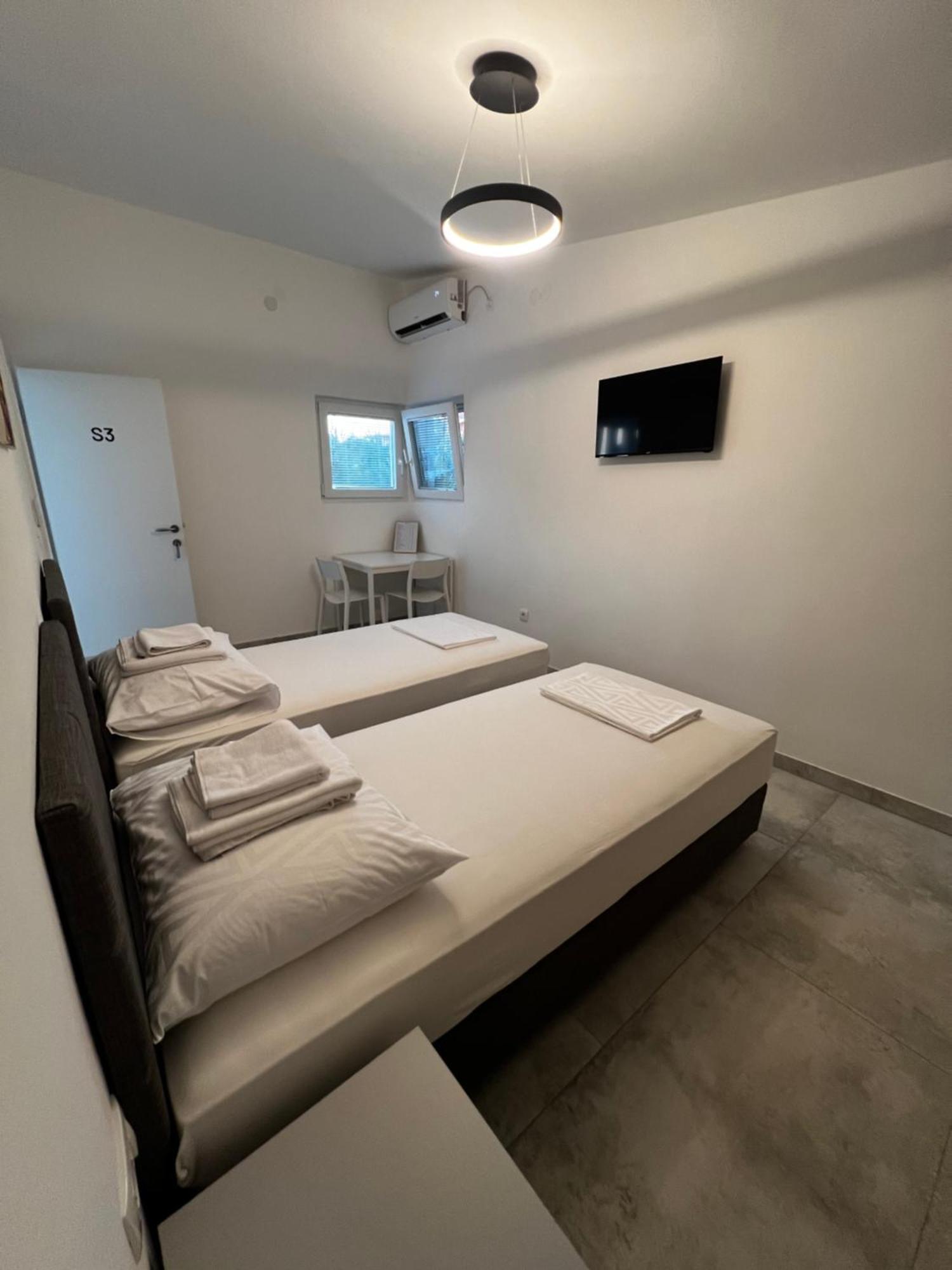Apartmani Lovren Novalja Exteriör bild