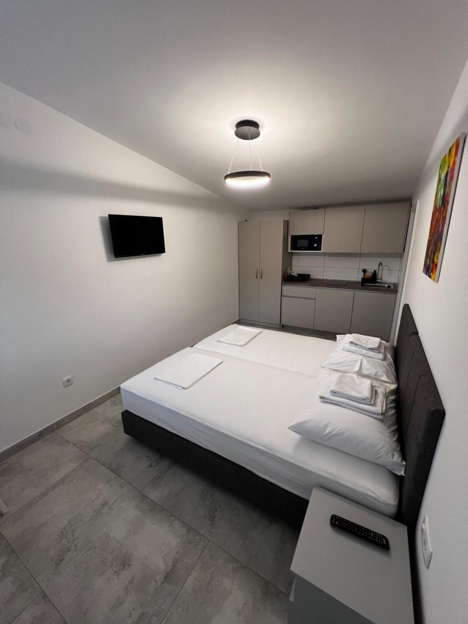 Apartmani Lovren Novalja Exteriör bild