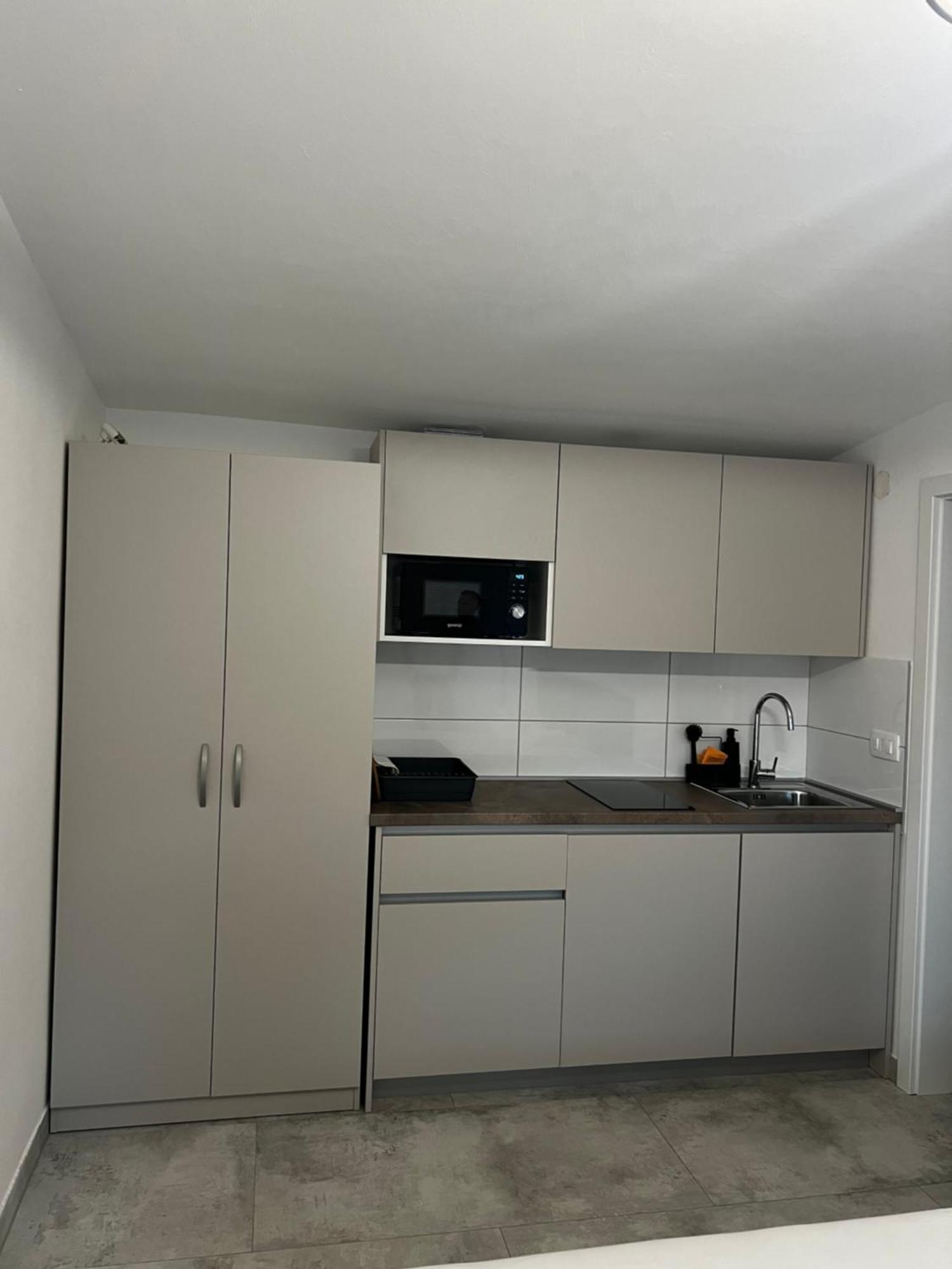 Apartmani Lovren Novalja Exteriör bild