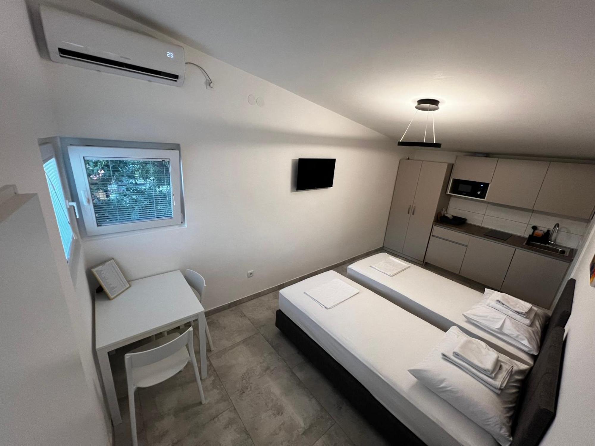 Apartmani Lovren Novalja Exteriör bild